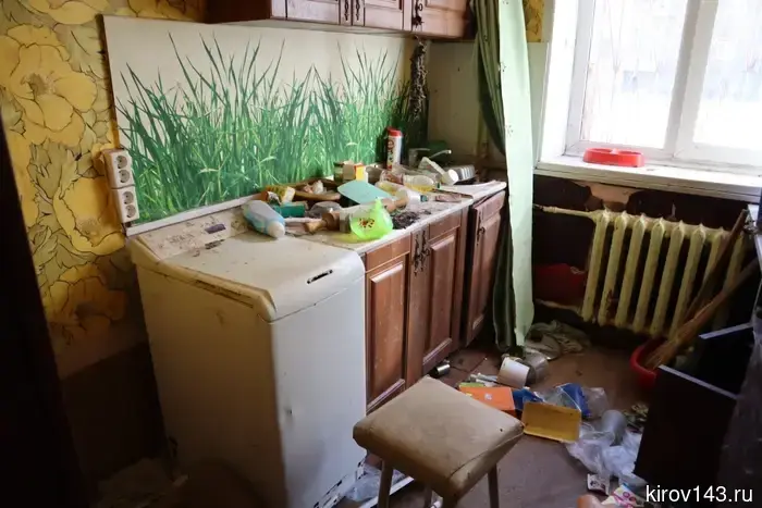 В Кирове началась уборка в квартире, где обитали крысы, после того как поступили жалобы от пенсионерки.