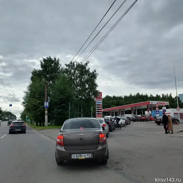 В Кирове продолжаются проблемы с бензозаправками: на некоторых АЗС вводят ограничения и образуются очереди.