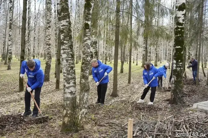 Александр Соколов с депутатами и волонтерами провел уборку в Парке Победы.