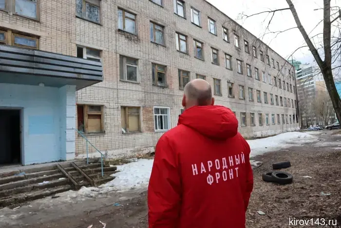 Teenagers are "wrecking" an abandoned house on Studenchesky Passage.