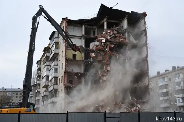 В Кирове демонтируют три здания.