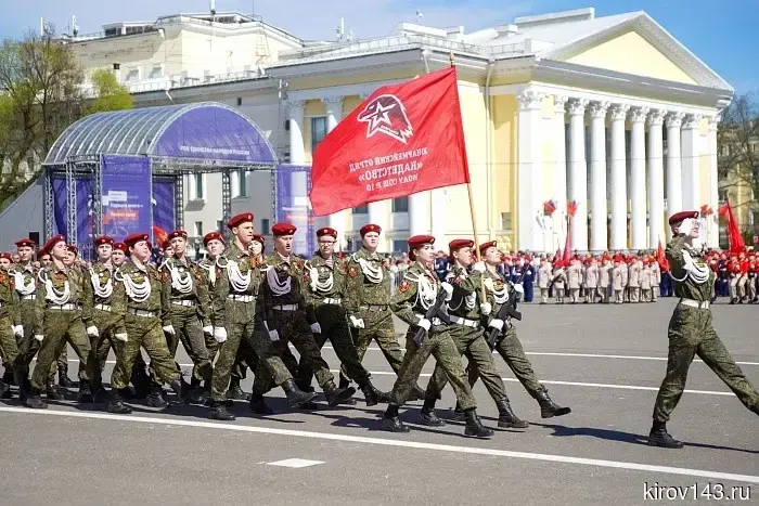 В преддверии Дня Победы в Кирове прошел юнармейский парад