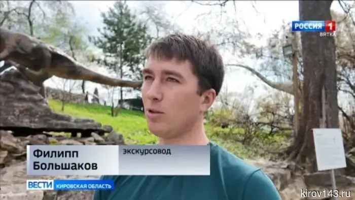В Котельниче к началу туристического сезона приводят в надлежащий вид скульптуры древних ящеров.