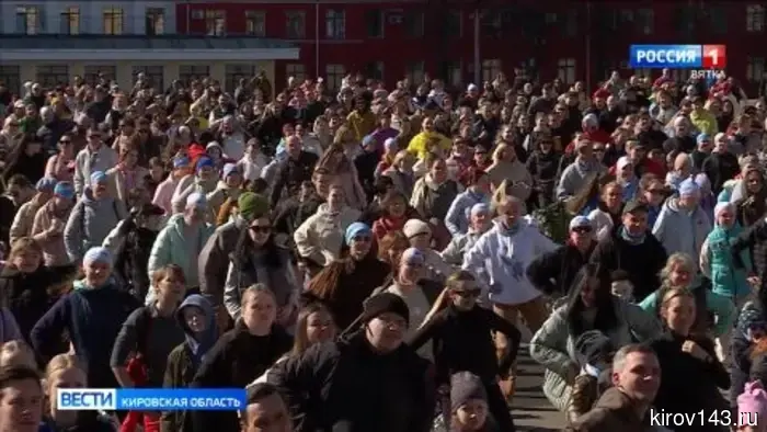 На Театральной площади в Кирове стартовал сезон массовых зарядок