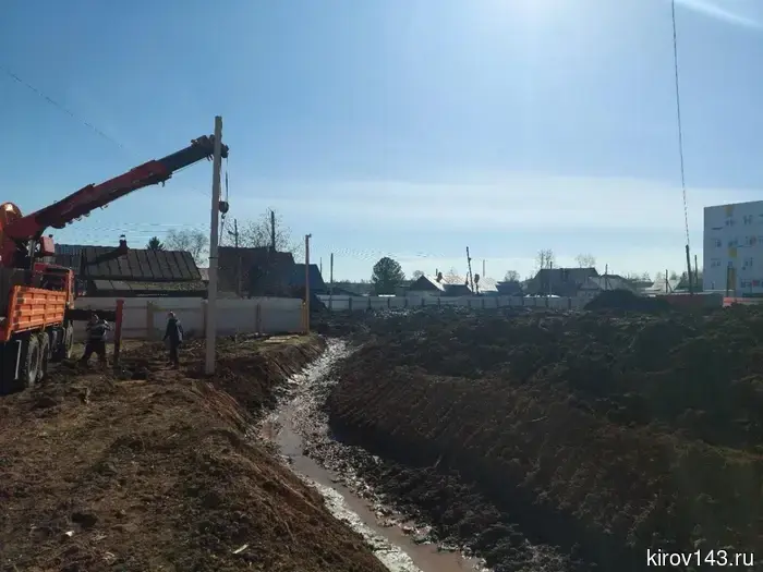 В Слободском началось строительство бассейна.