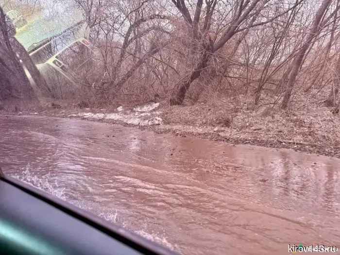 Кировская улица стала похожей на реку.