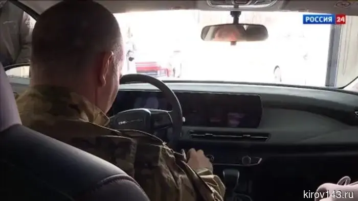 В Кировской области Фонд «Защитники Отечества» передал первый автомобиль с ручным управлением ветерану специальной военной операции.