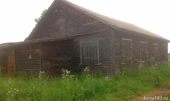 In Bydanovo, the prosecutor's office forced officials to fence off the abandoned boarding school.