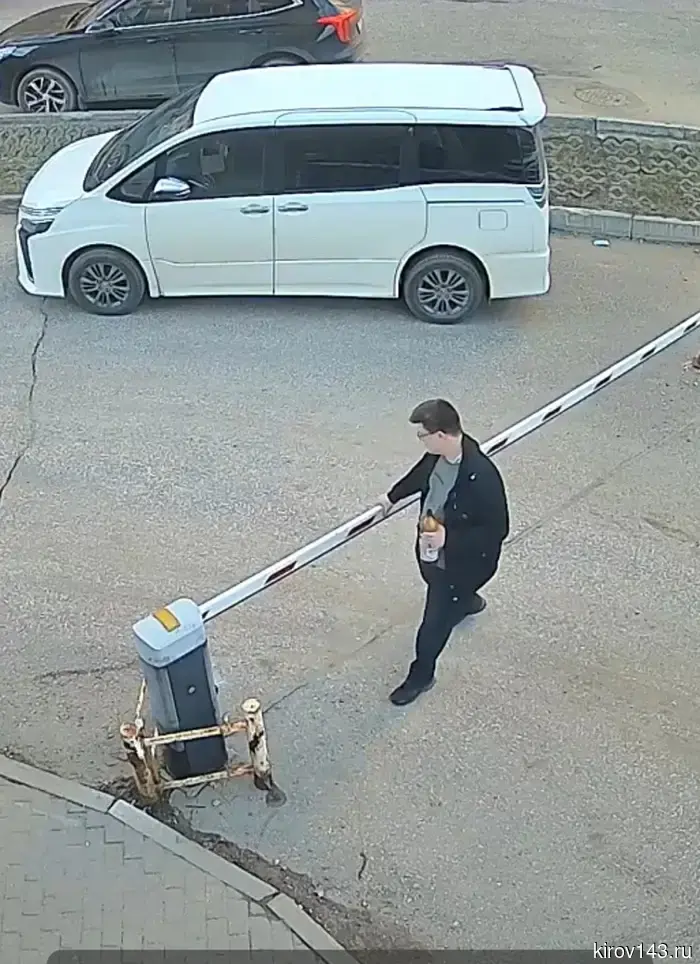 В Кирове шлагбаум столкнулся с пьяным мужчиной.