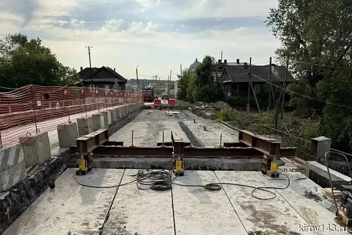 На мосту через реку Уржумку укрепляют несущие конструкции