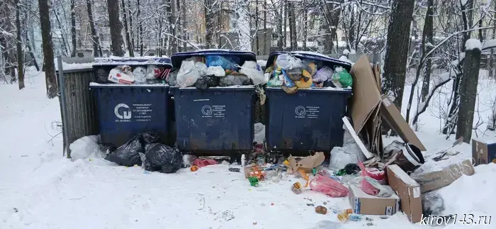 Kirov residents complained about overflowing garbage bins.