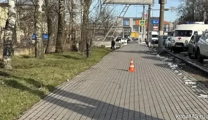 В Кирове неизвестный сбил на самокате 64-летнего мужчину