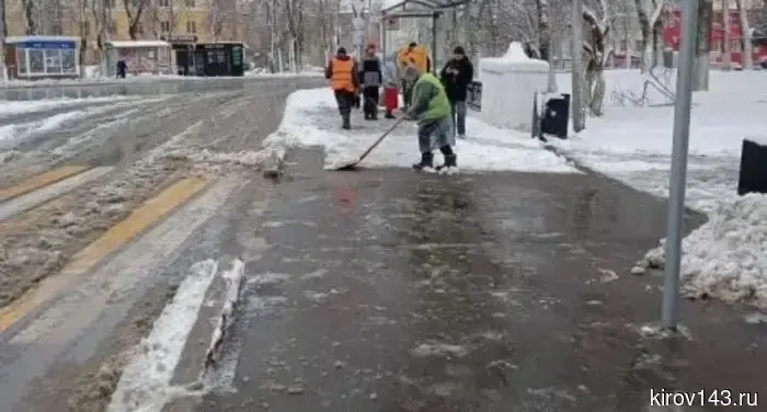 На улицах города трудится снегоуборочная техника.