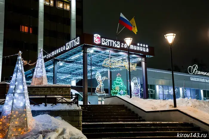 Festive decoration of the Leninsky district: Vyatka Hotel — winner of the New Year's contest