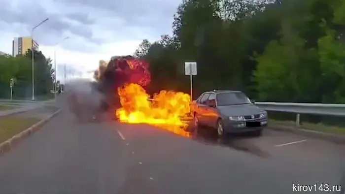 In Kirov, a man caused an explosion in front of a moving car.
