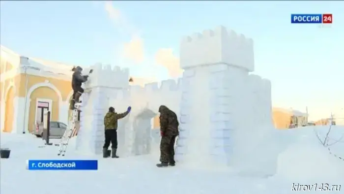 Соборную площадь Слободского украсили снежными фигурами