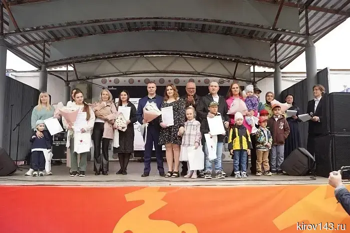 В День молодежи年轻 семье вручили сертификаты на новое жилье.