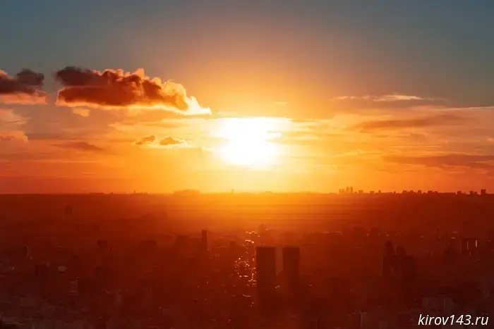 A strong geomagnetic storm will strike the Earth on Friday morning.