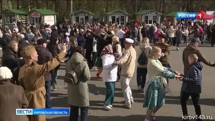 В Кирове 9 Мая состоялись «Бал Победы» и выставка ретро-автомобилей