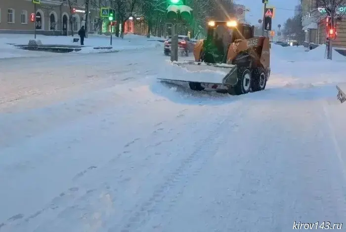 More than 200 pieces of equipment were deployed on the streets of Kirov due to the snowfall.