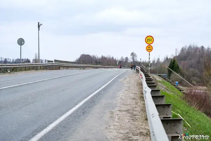 На мосту через Молому снова установили ограничение движения.