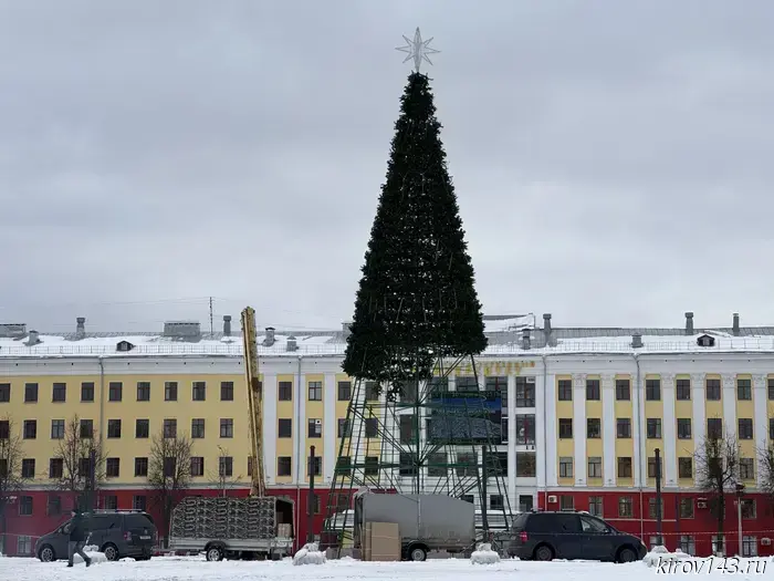 На Театральной площади находится не полностью собранная елка.