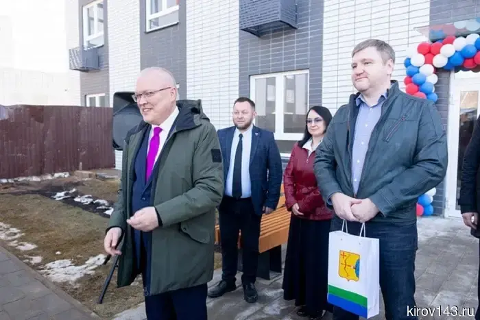Березин и Соколов вручили ключи переселенцам.