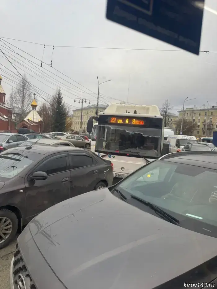 Traffic on Oktyabrsky is at a standstill from OCM to the trolleybus depot.
