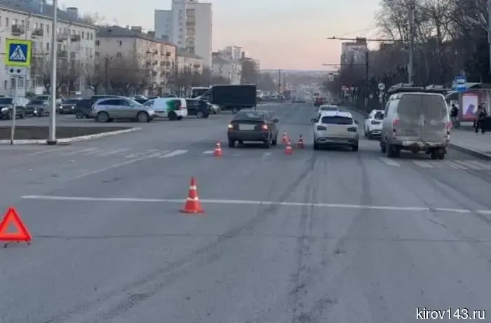 В Кирово-Чепецке водитель легковушки, сдавая назад, сбил 94-летнюю женщину.