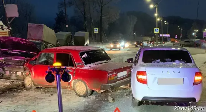 В Кирове дорогу не поделили три автомобиля