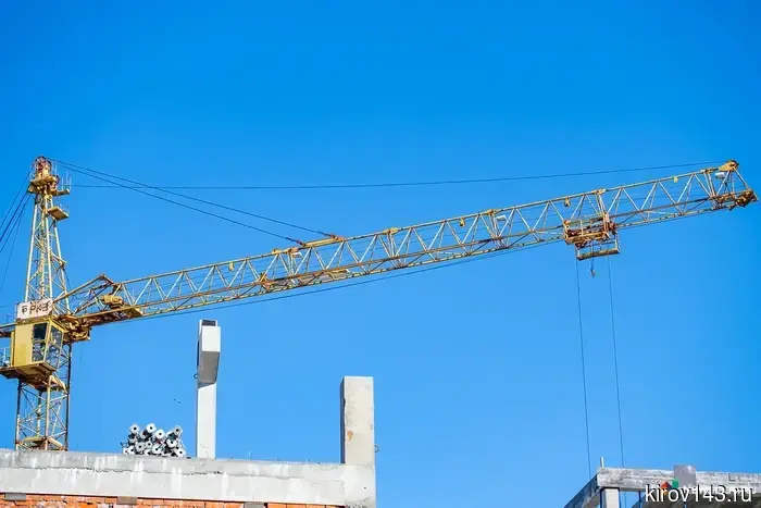Возобновлено строительство школы на улице Торфяной.