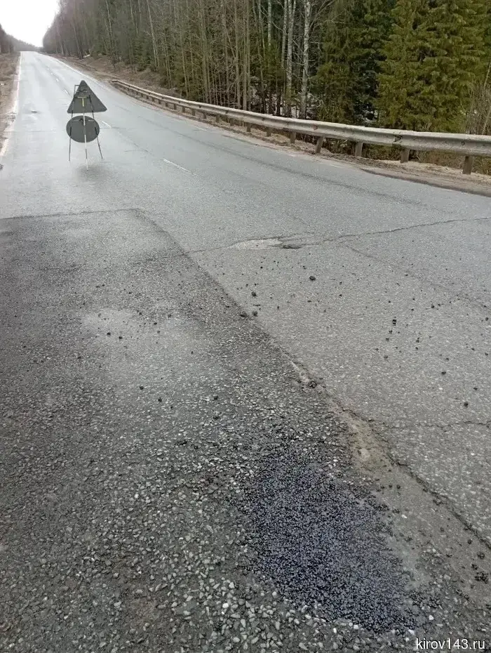 За неделю на дороги Кирова было высыпано 15 тонн асфальтобетонной смеси.