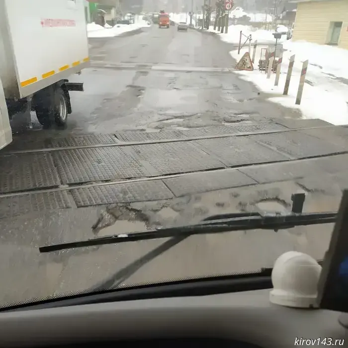 Two buses cannot travel normally on Kirov roads