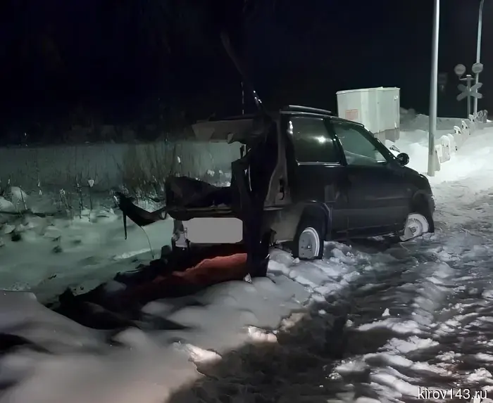 В Подосиновском районе автомобиль врезался в поезд.