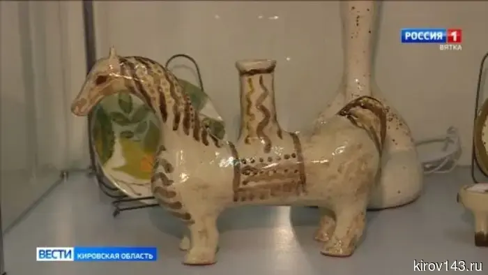 В библиотеке имени Грина стартовала выставка «Керамика и волшебные сказания».
