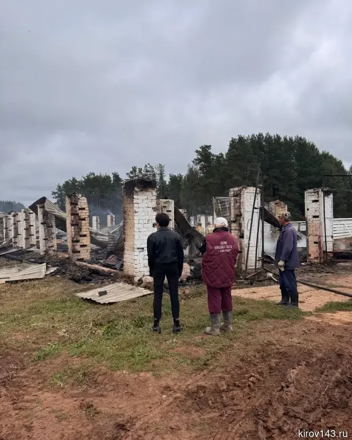 Начать с очистки: ферму в районе Фалена восстанавливают после пожара.