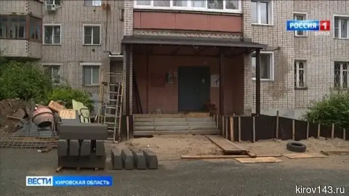 Жильцы испытывают неудобства из-за затянувшегося ремонта крыльца в доме на Никитской