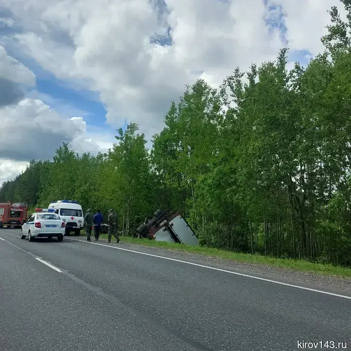 Two dead: three cars collided on the highway near Orichi, two cars ended up in the ditch.