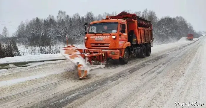 На трассах Кировской области снегоуборка ведётся круглосуточно.