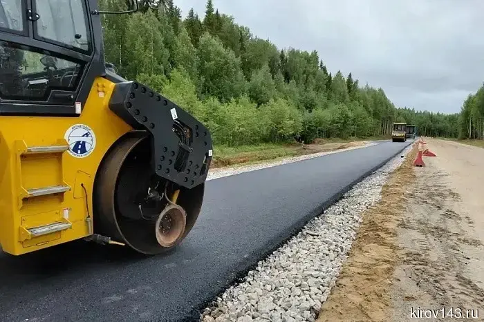 На северо-западе Кировской области возводят современное асфальтовое шоссе.