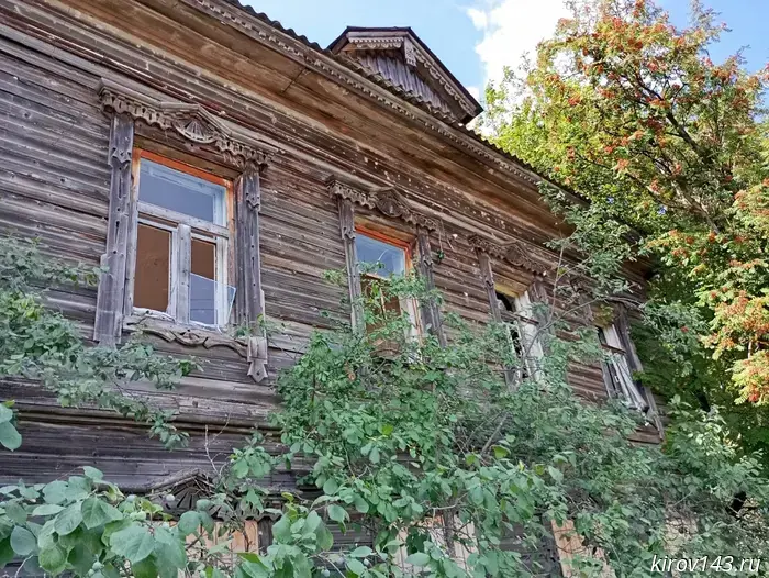 В старинном доме в Вахрушах обнаружили газету 1912 года, военные игрушки и мешок обуви, выпущенной до войны.