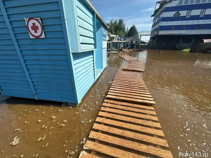 Кировчан просят не купаться в Вятке из-за подъема воды