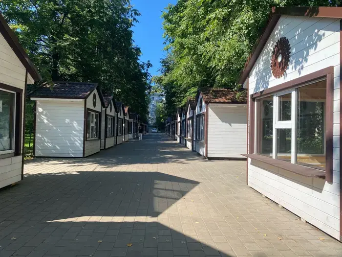 Vacant kiosks in Kirov Park will wait for winter.