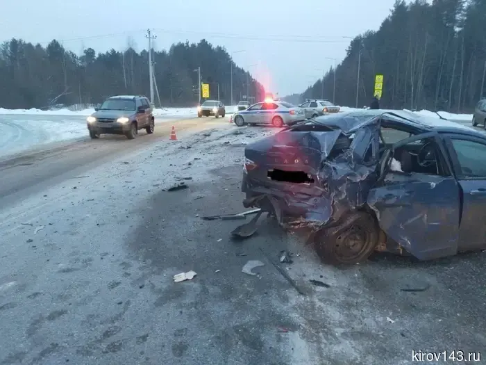 В Кирово-Чепецком районе произошла авария с участием трех автомобилей: имеются пострадавшие.