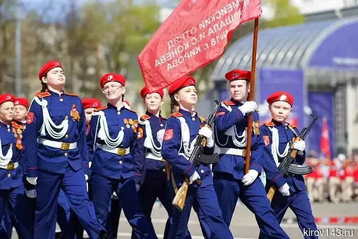 В преддверии Дня Победы в Кирове прошел юнармейский парад