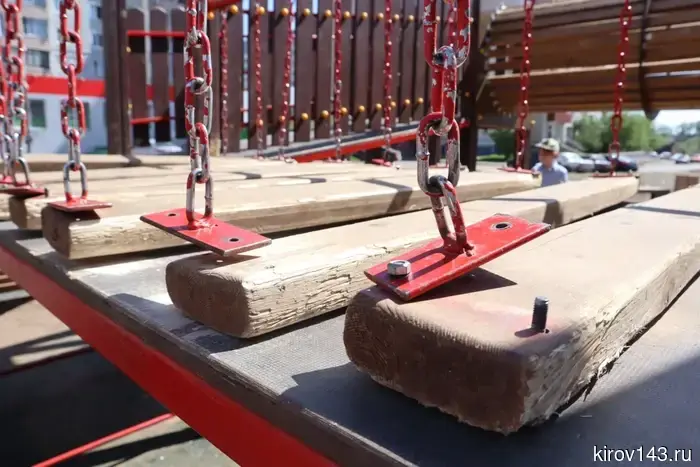 In Kirov, in the new square costing 35 million, the stairs and carousel broke down.