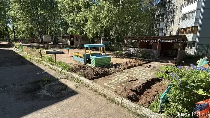 В Кирове приступили к благоустройству территорий детских садов.