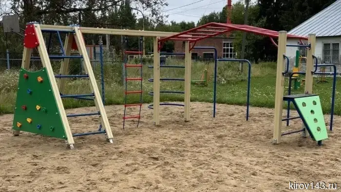 В Сидоровке устанавливают освещение на новой детской площадке.