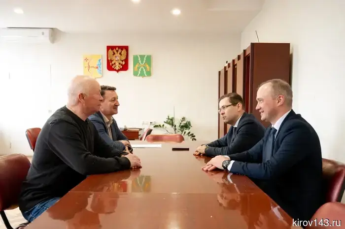 Депутаты Веснин и Потапенко обсудили поддержку образования в Мурашах