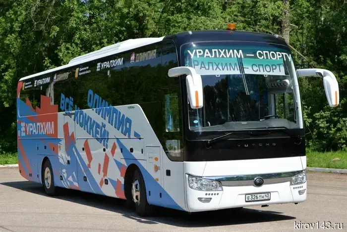 «Уралхим» преподнёс автобус юным хоккеистам.